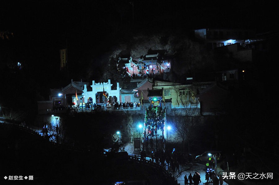 甘肃天水数万民众“上九朝观”祈福纳祥争烧头柱香!(组图)