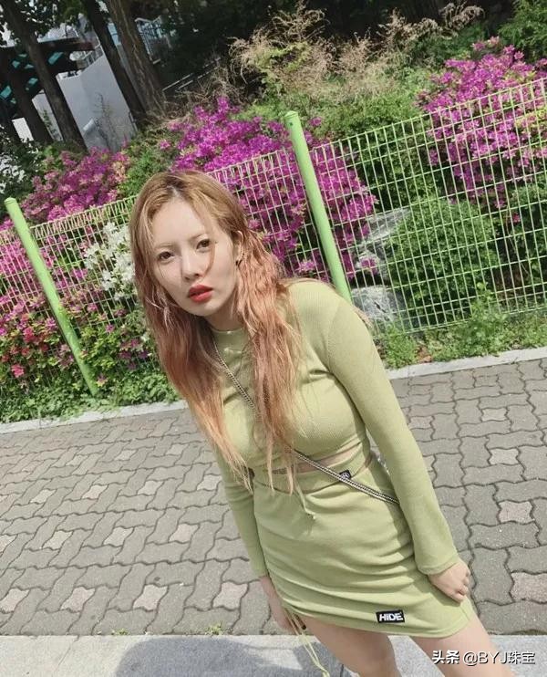 白色跟牛油果绿哪个颜色比较百搭,牛油果绿上身好看吗