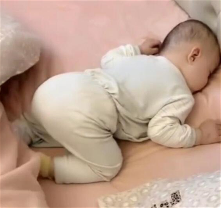 给宝宝趴着睡好不好,宝宝喜欢趴着睡要帮孩子调整吗