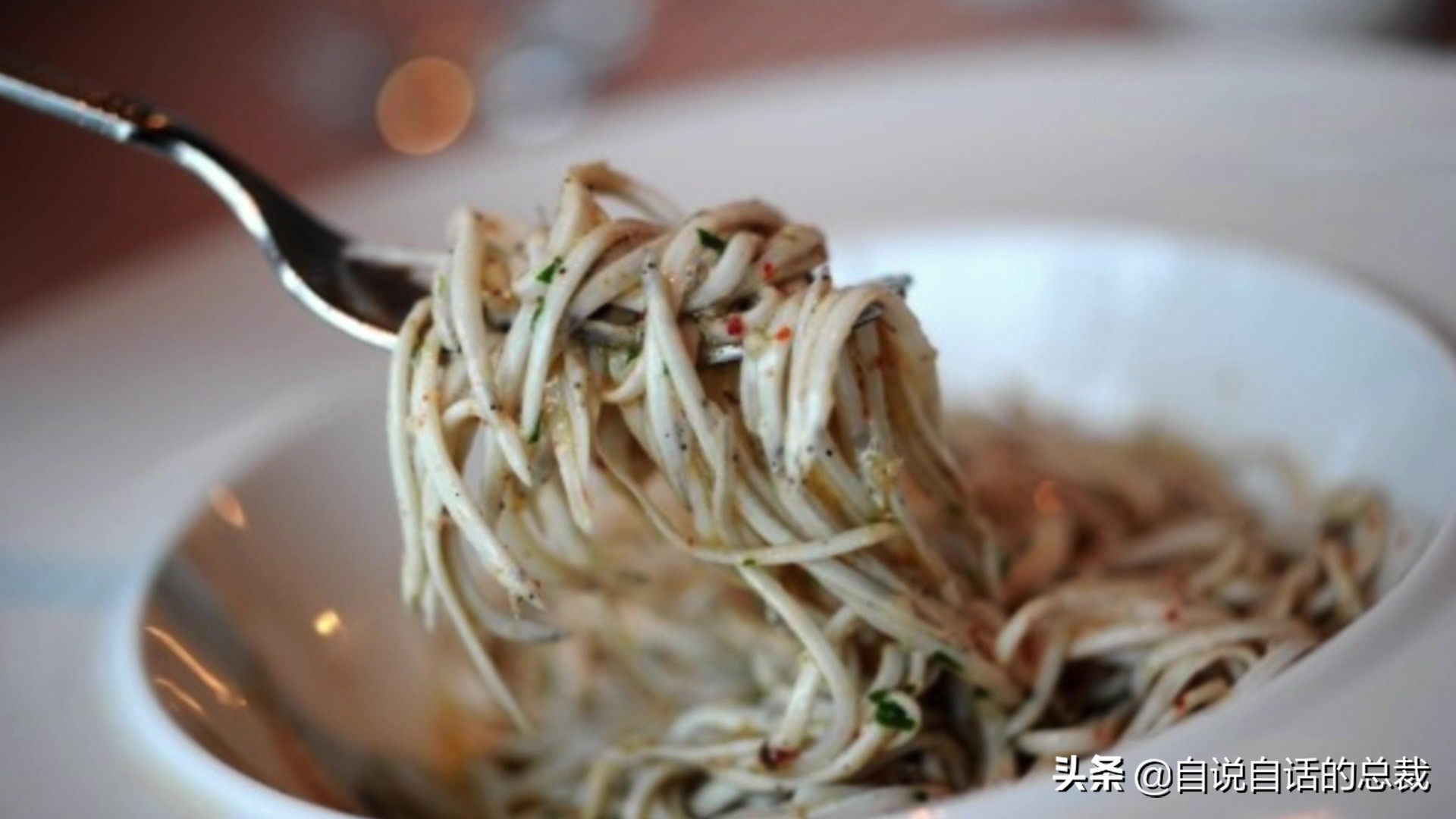 原来，你吃的鳗鱼，每一只都见过海底深渊的秘密｜自说自话的总裁