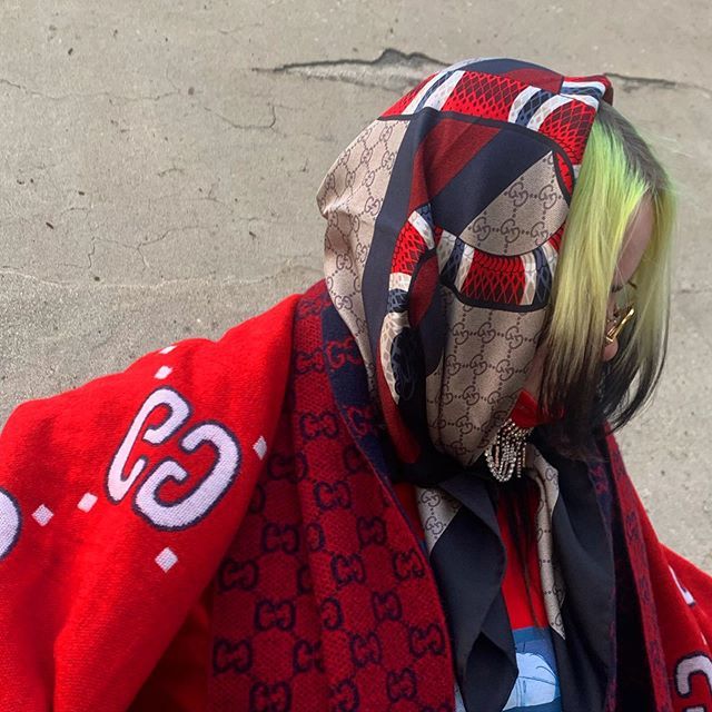 18岁“碧梨”情迷古驰，两层围巾变古典美人，流苏口罩异域风情