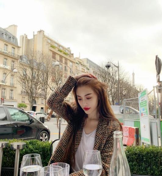 葛天真会“博眼球”，格子西装配紧身裤凹出大长腿，这身材罕见