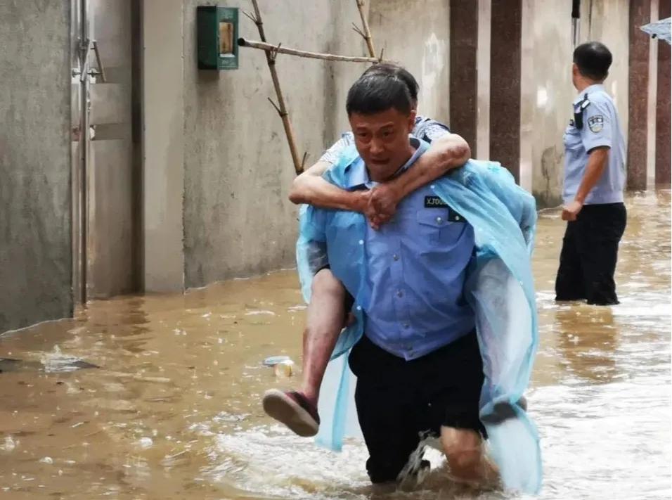 寒夜中有你们逆风而行的身影,逆风而行风雨中的身影