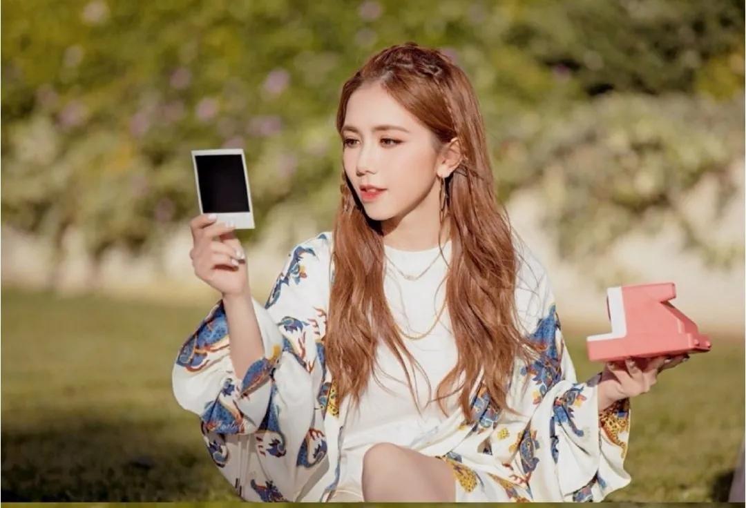 邓紫棋在歌坛的地位能和王菲比吗,邓紫棋会成为华语乐坛天后吗