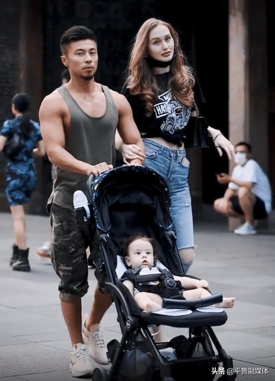 中国小伙带白俄罗斯媳妇,中国小伙带乌克兰丈母娘逛街