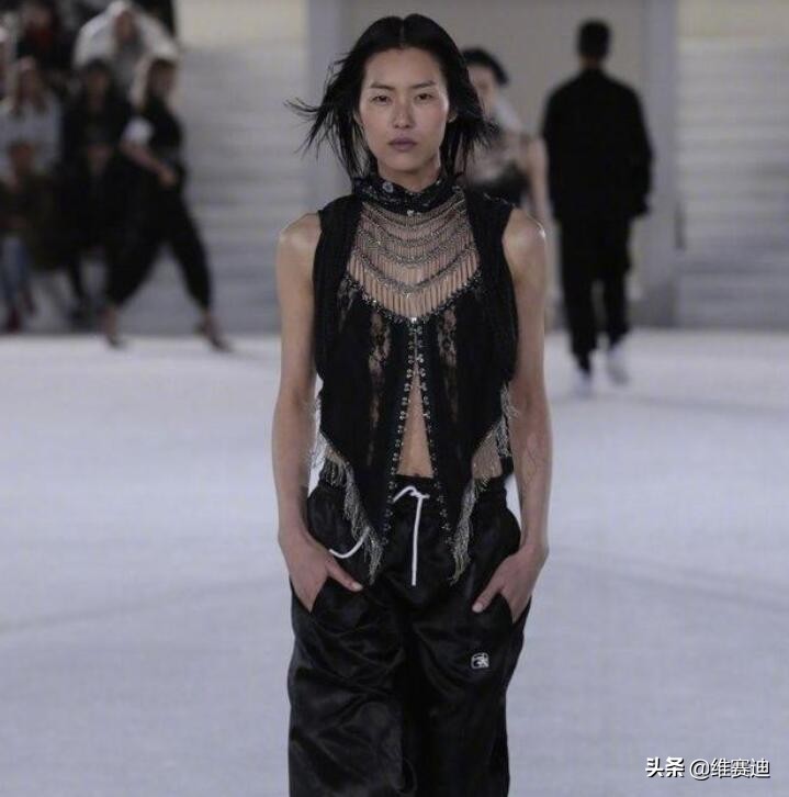 刘雯从平淡无奇到国际一线名模,刘雯真的解约了吗