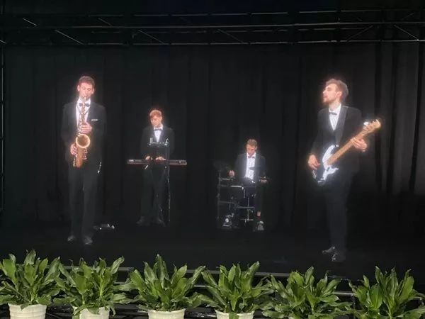 走进进博会|5G：1秒就能*载下**一部高清电影，卡一下都很难