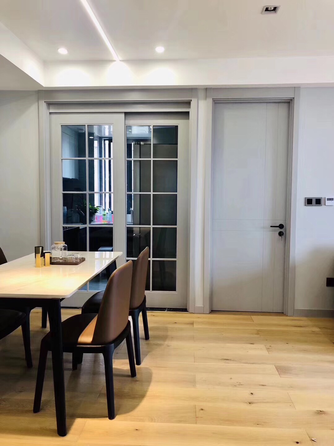 家里的门开关异响,家里的门发出吱吱的异响怎么回事