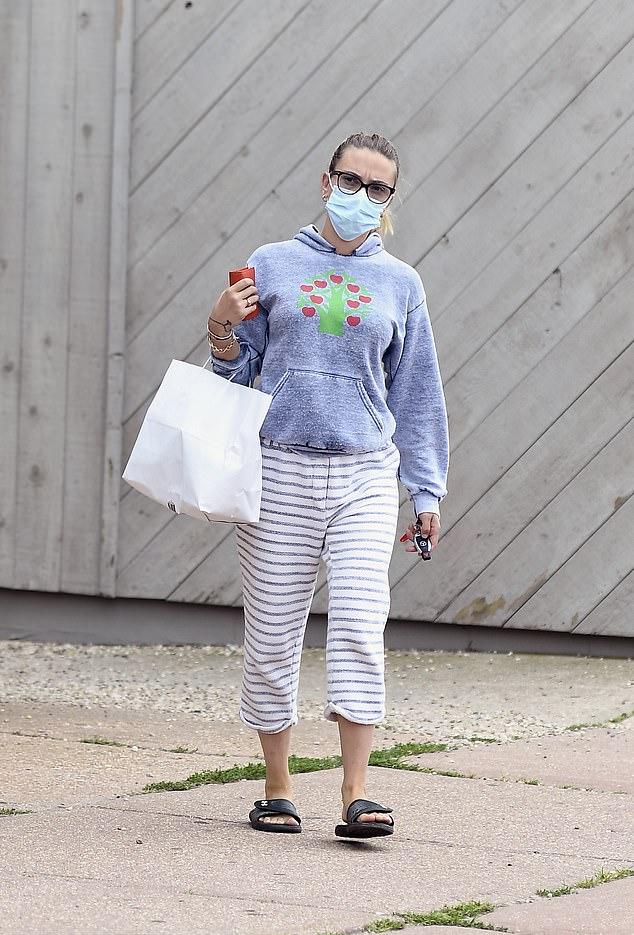 寡姐斯嘉丽怀孕了？穿格纹长裙配拖鞋孕感十足，胳膊粗壮发胖严重