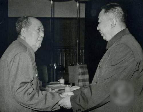 周恩来问此人：*国锋华**这人怎么样？他答四个字，不久后华恢复工作