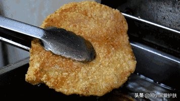 嘴唇脂肪粒怎么形成,眼皮脂肪粒形成原因