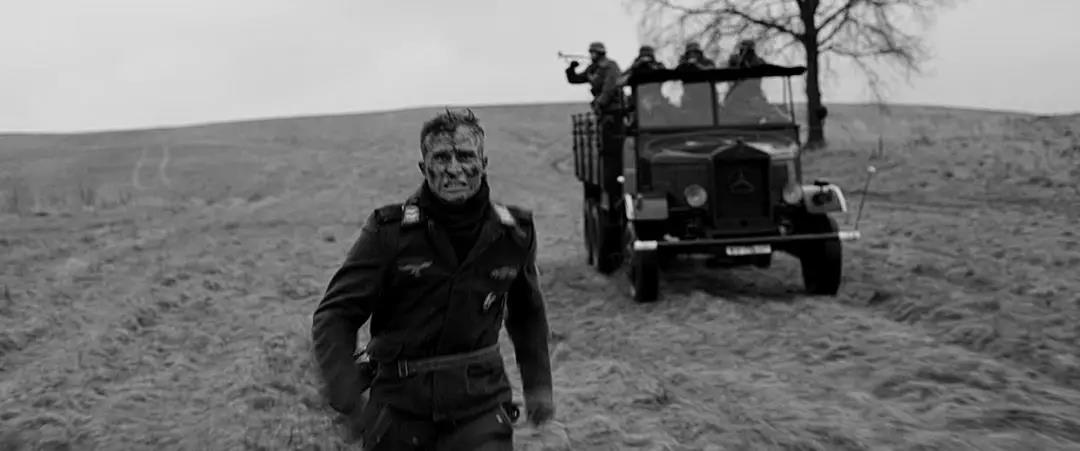 《冒牌上尉》:19岁少年逃兵的刽子手生涯,极权主义下的人性拷问