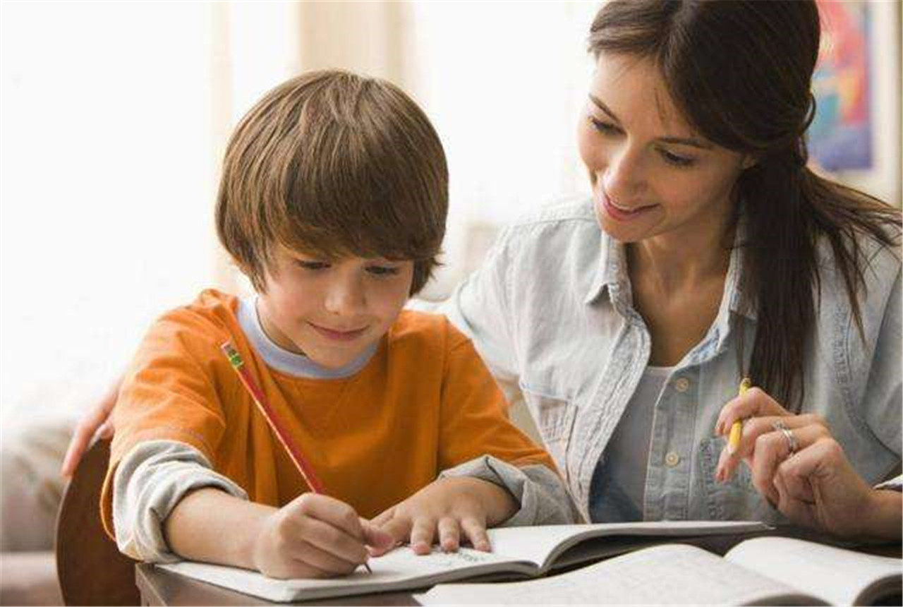 孩子喜欢哭鼻子，面对爱哭的孩子不要吼，父母这样做更管用