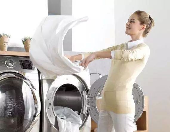 衣服在洗衣机里越洗越脏怎么办,衣服穿不脏越洗越脏是什么原因