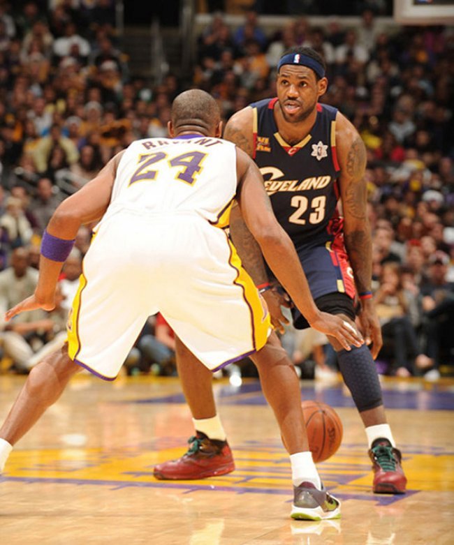 nba球员圣诞节穿什么鞋,nba球星平时穿什么鞋