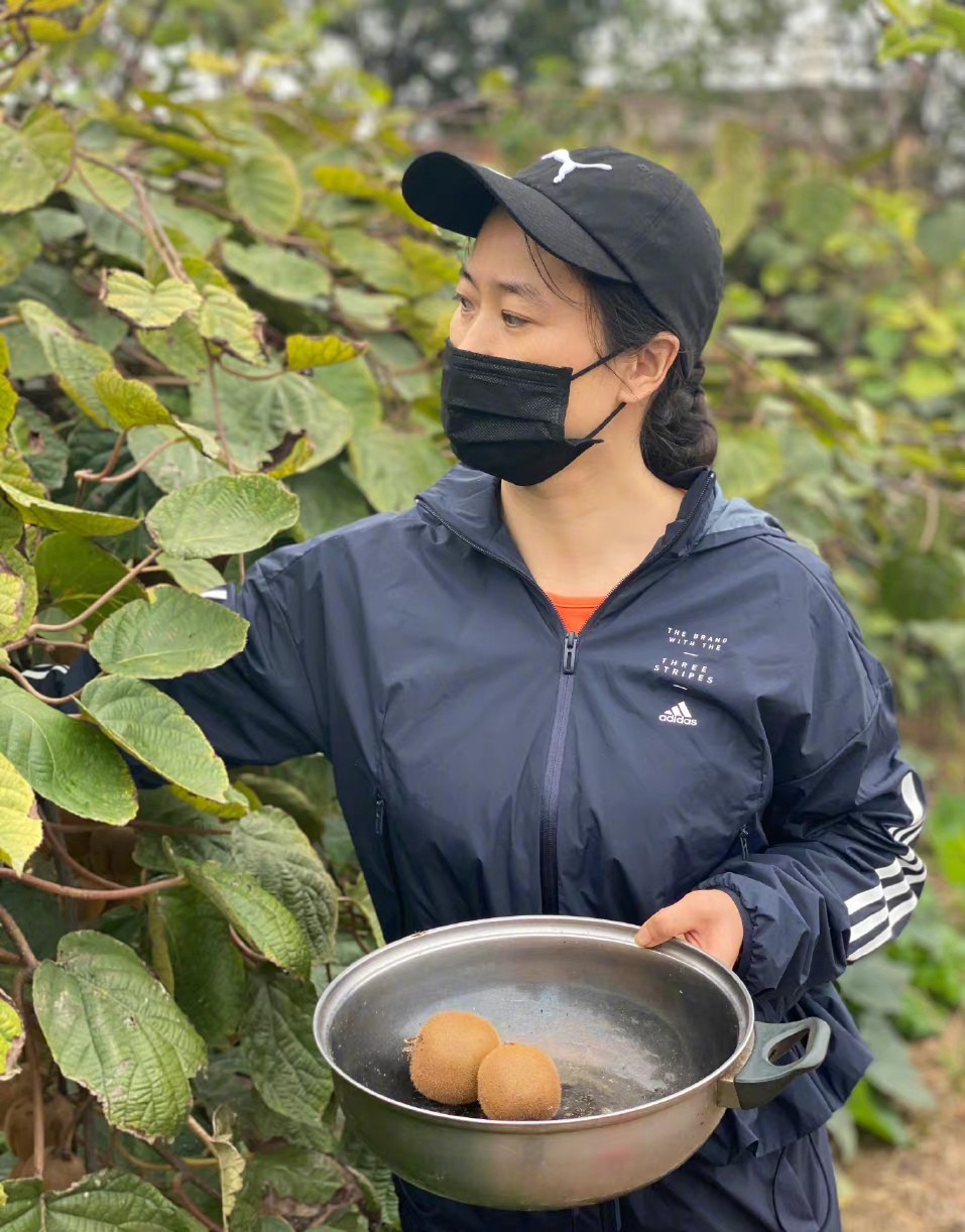 网红鼻祖芙蓉姐姐近况，衣着低调现身农家院，脚上的鞋子成了焦点