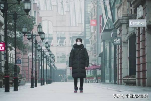 凌晨三点就开始摆摊,大部分人的晚上还在摆摊