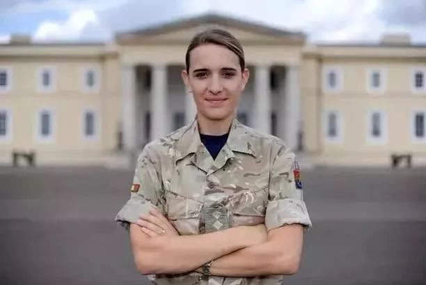 一对男女互换性别，一见钟情后生儿育女：有爱，性别有什么关系？