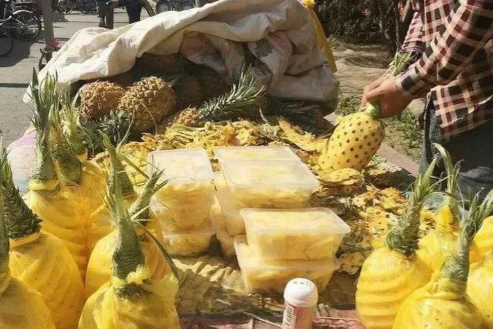 商贩把切菠萝皮放在哪卖,小贩削菠萝的方法
