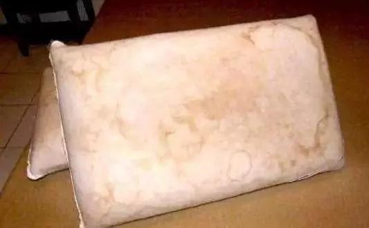 枕头又油又黄怎么清洗,枕头很久不换