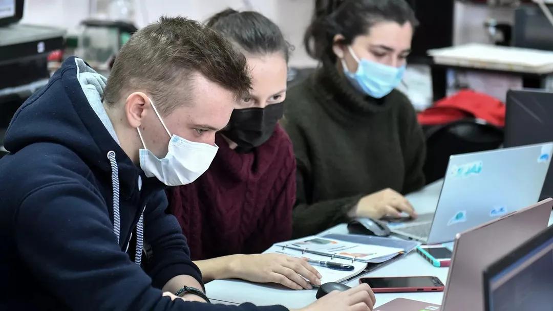 俄媒:俄罗斯人列举加班引起的各种不适