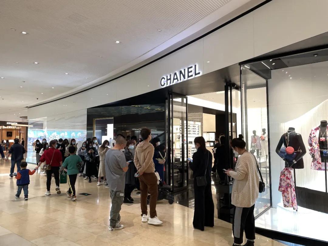 侃爷夫妇离婚Yeezy未受影响;LV发布新手袋