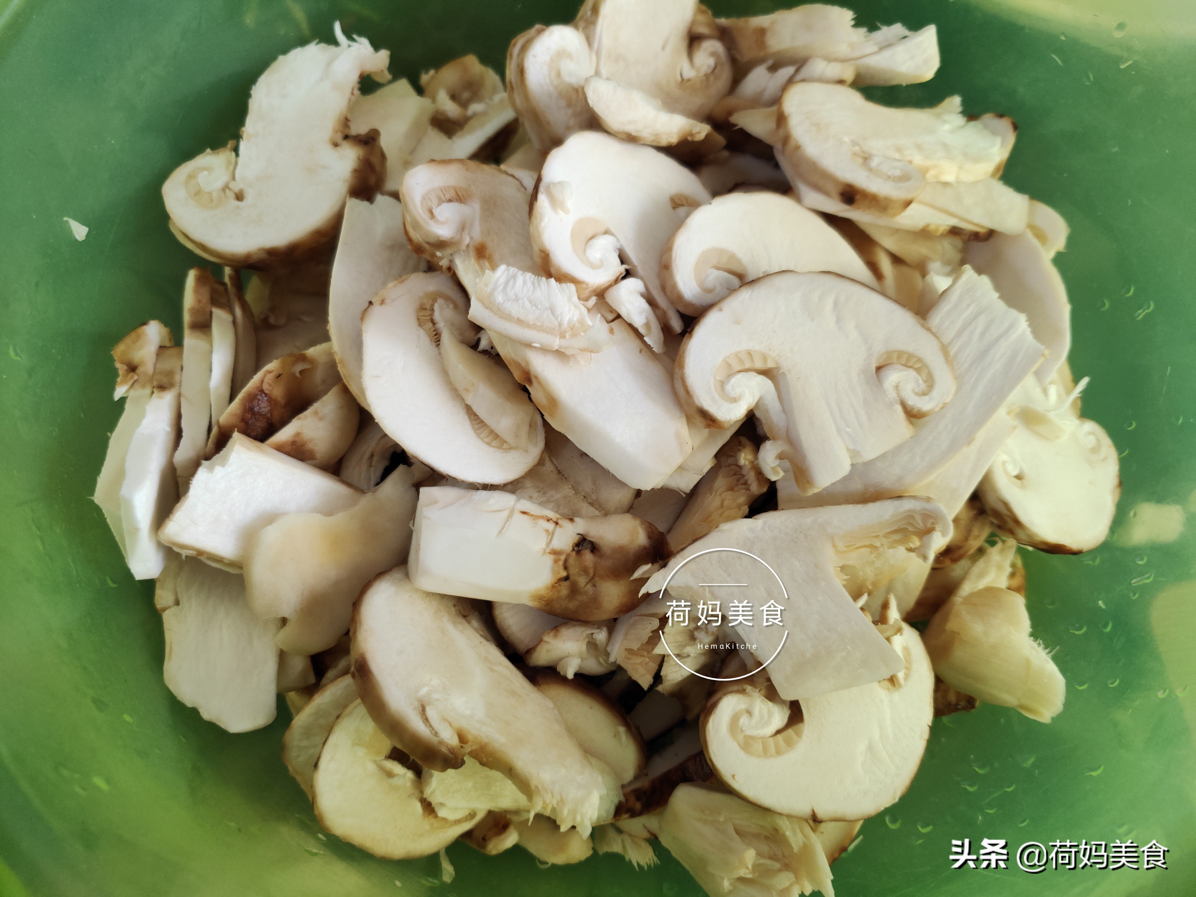 立秋亲手炖老母鸡汤给儿子喝,秋天来一碗松茸鸡汤