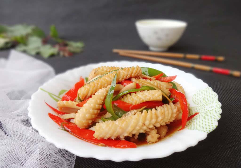 东北大厨炒鱿鱼的正确方法,厨师每天一个炒鱿鱼小技巧