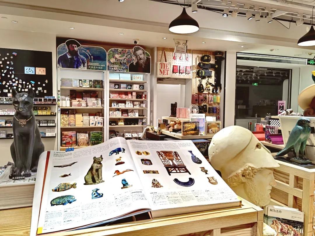 把图书馆搬回家房间下面看电视,把博物馆搬回来玩