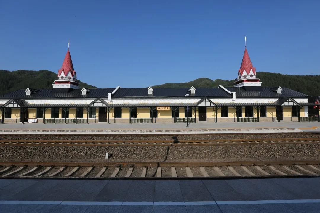 还记得朱自清的荷塘月色吗,朱自清火车站背影原型照片