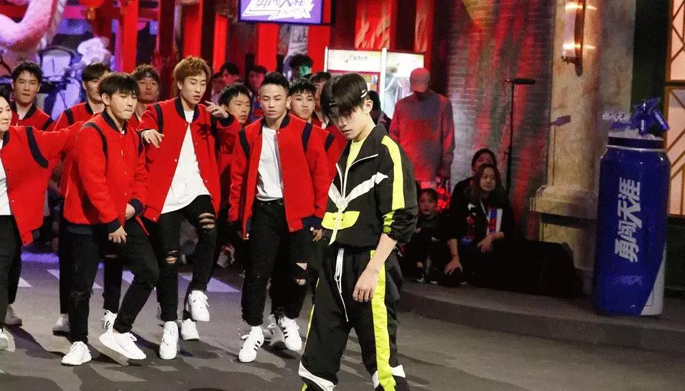 易烊千玺被低估，罗志祥黑暗十年：坚持，比努力更可怕