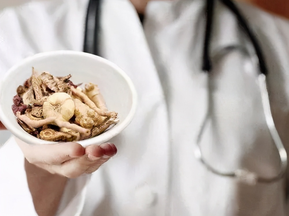 夏丽娅表示中西医治癫各有千秋，究竟如何选择