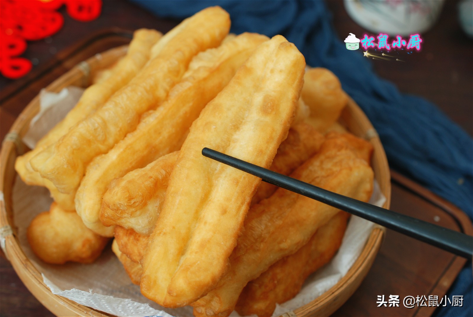 摆摊炸油条怎么做酥脆松软,想吃油条在家就能做家庭版炸油条