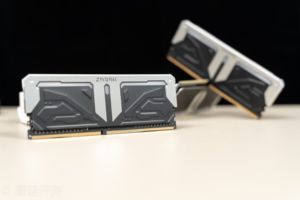 颜值和性能都很能打、扎达克SPARK台式机内存条评测