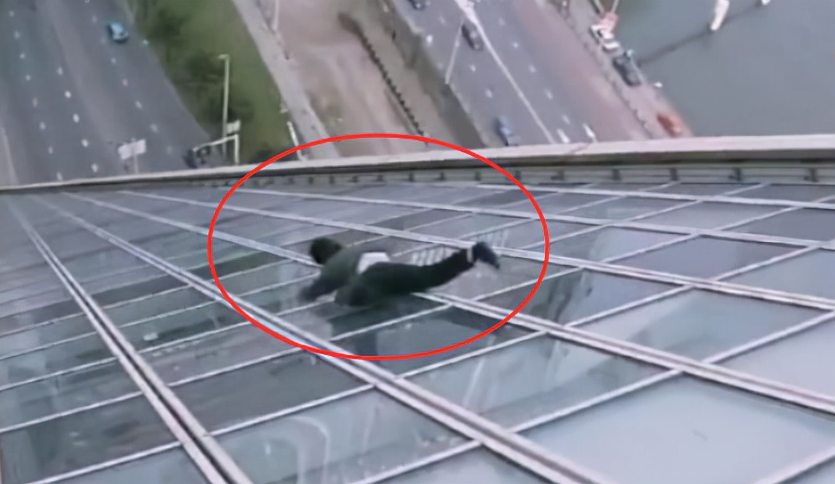 15部影视剧“名场面”，乌鸦掀桌，朱茵眨眼，她让人等了28年