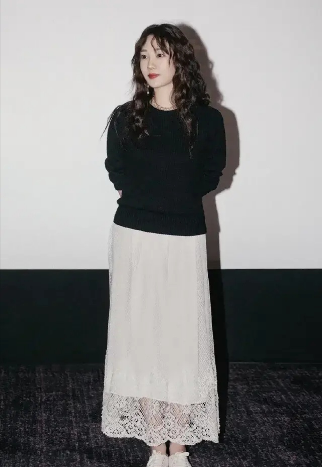 白百何太瘦了，一袭白裙肩带全程往下掉，清纯妆容像初中*生妹学**