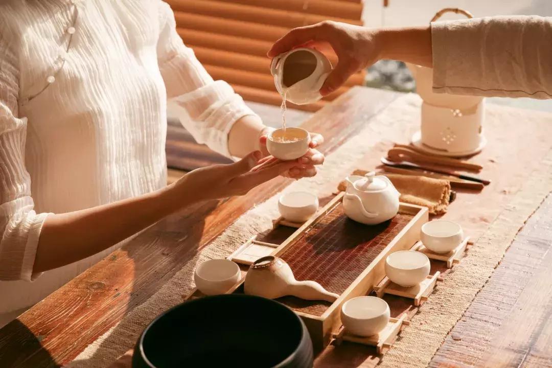 为啥别人倒茶要敲茶杯一下,为什么别人倒酒倒茶要敲两下