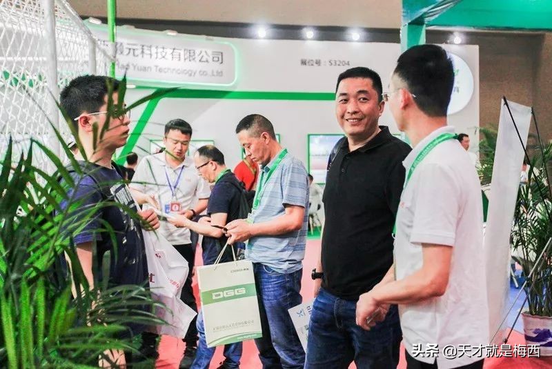 火辣辣的重庆教育装备展哗啦啦的恰好时校园智能足球场！