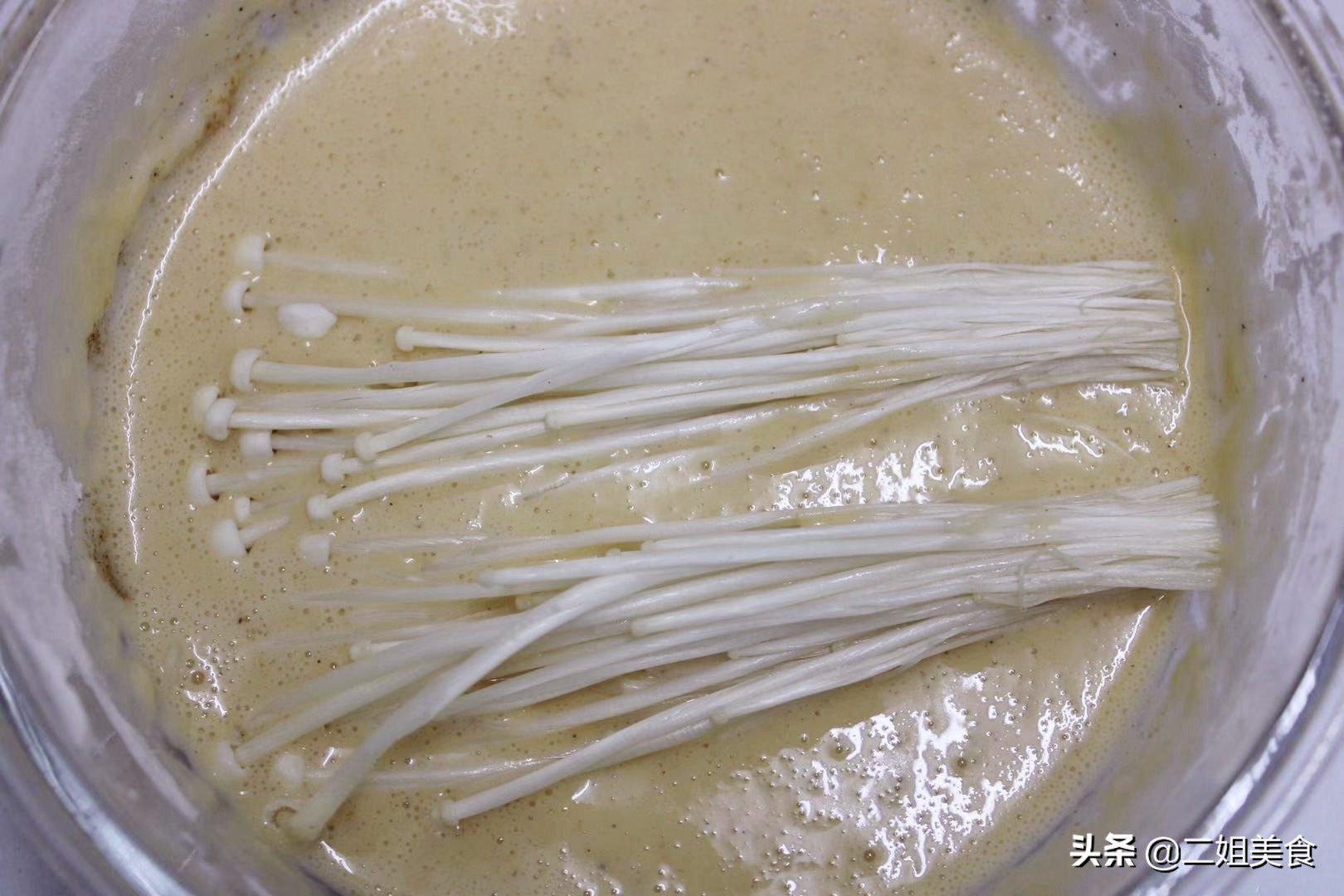 金针菇和什么菜配起来炒比较可口,金针菇这样做比烤肉还要好吃