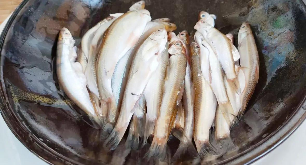 油炸小鱼时，用面粉还是淀粉？大厨教你饭店做法，凉了也不回软