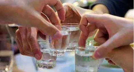 喝了这么多年啤酒原来都是勾兑的,喝了这么多年的茶是不是骗人的