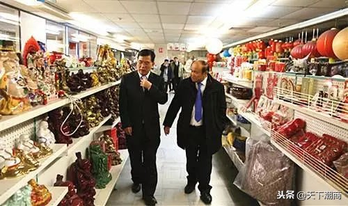 这位潮商艰难创业，从杂货铺老板成为赫赫有名的“巴黎士多王”！