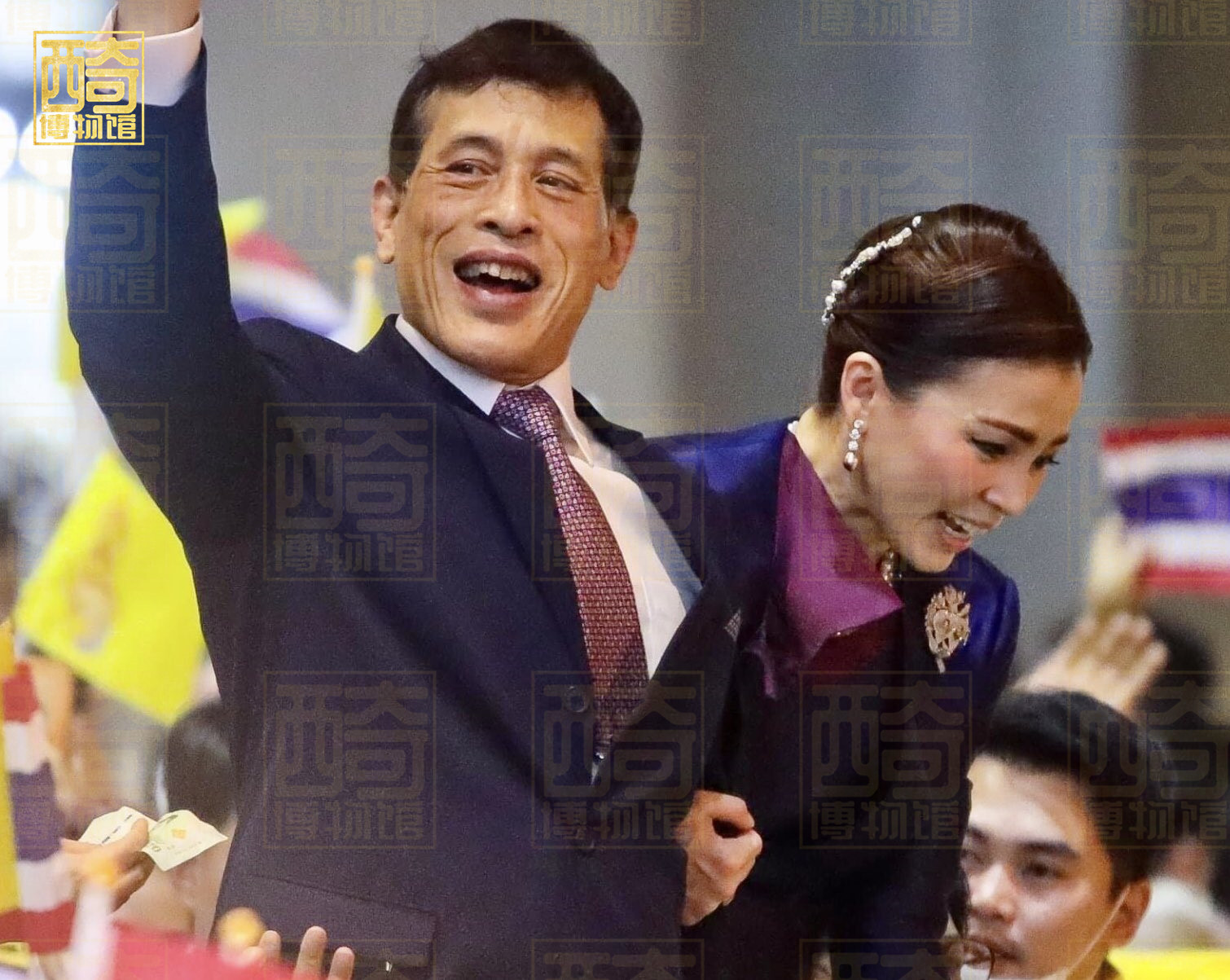 泰王对苏提达讲话视频,泰王被搀扶