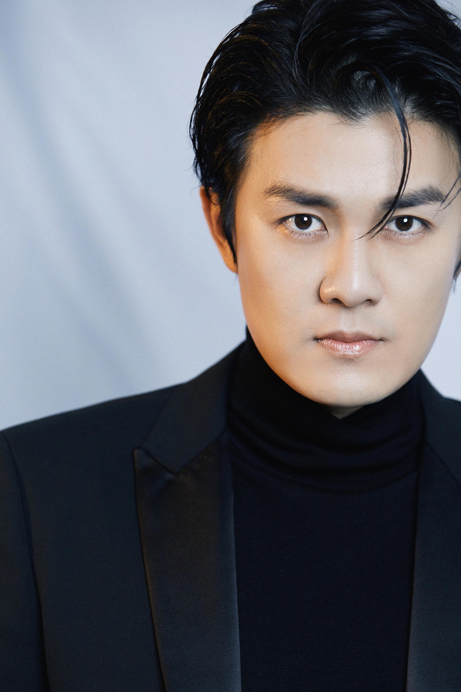 窦骁何超莲现身赌王告别式帅照,赌王何超莲窦骁赌王告别仪式