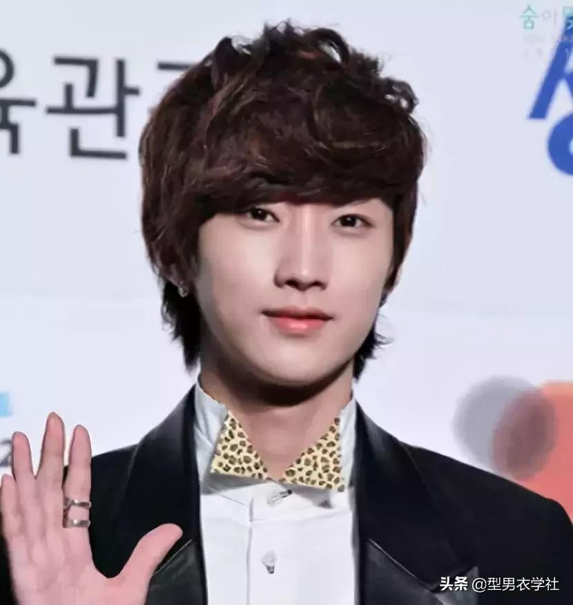 男生头发烫了之后什么发型合适,男生发型偏左还是右合适