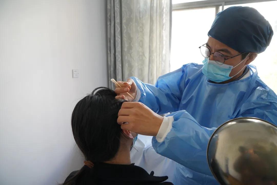 老中医针灸治失声,38岁女子在病床上大哭