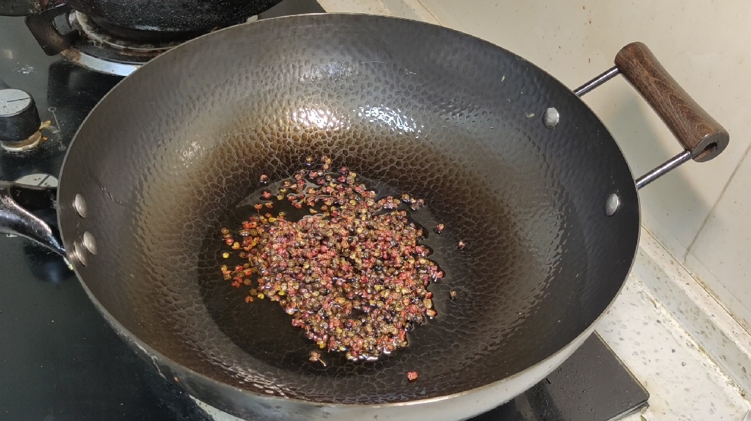 大厨教你制作青花椒油,大厨教你花椒酱的制作方法