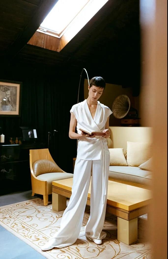 平胸女生怎么穿好看呀,为什么平胸才能穿衣服好看