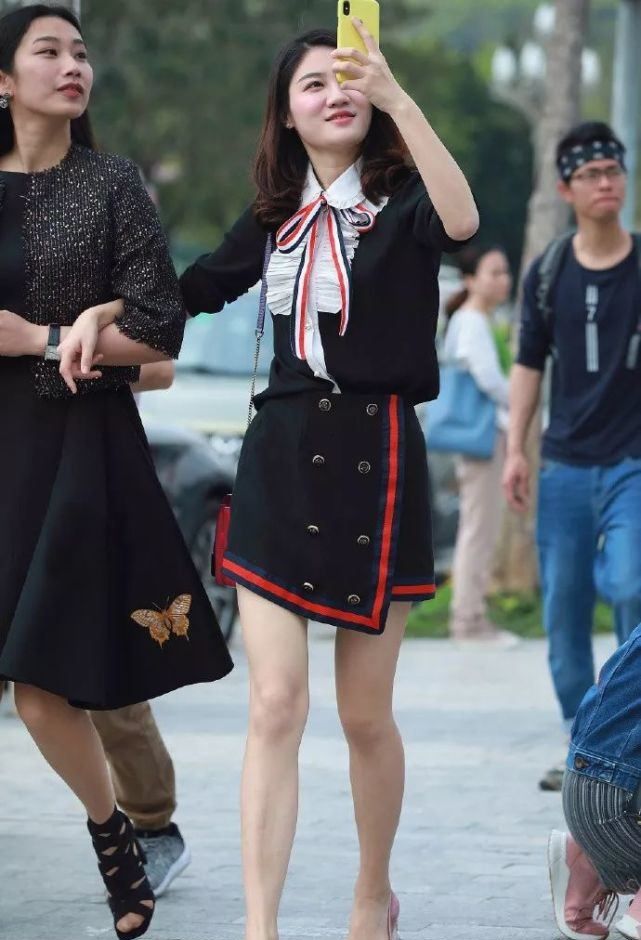 吊带直筒裤高跟鞋搭配职场,吊带红裙怎么搭配高跟鞋