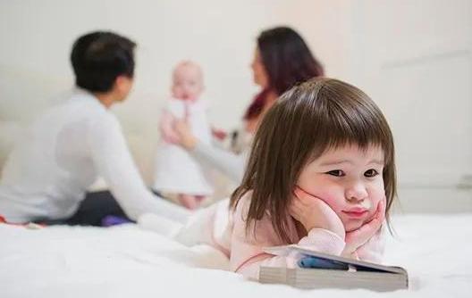 宝宝爱啃指甲是你忽略了这件事,宝宝爱咬手指和衣服是什么原因